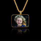 Colgante conmemorativo de oro con piedra cerámica rectangular